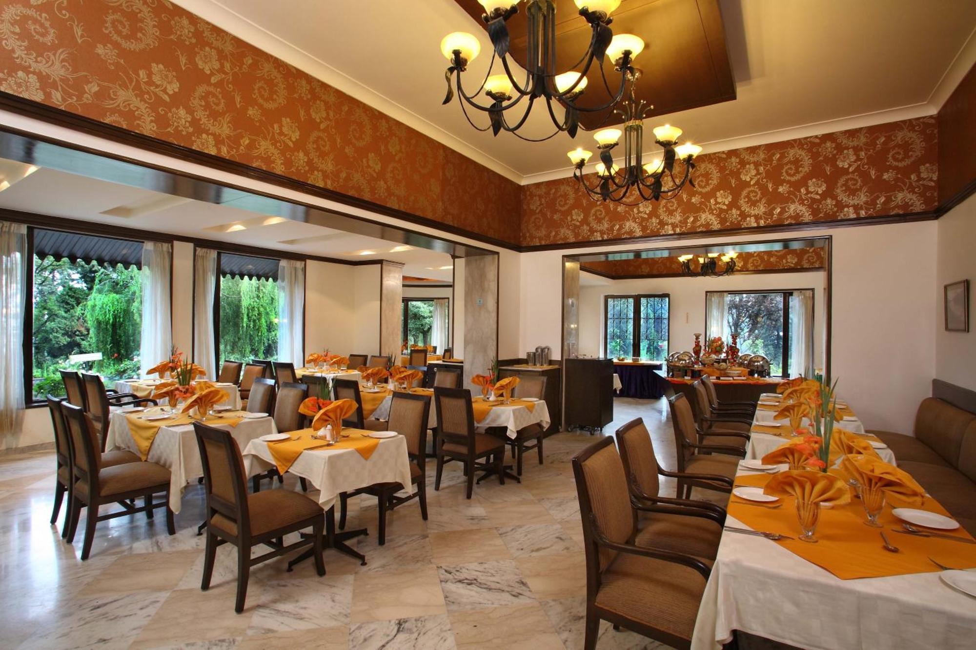 Shervani Hilltop Resort Nainital Buitenkant foto