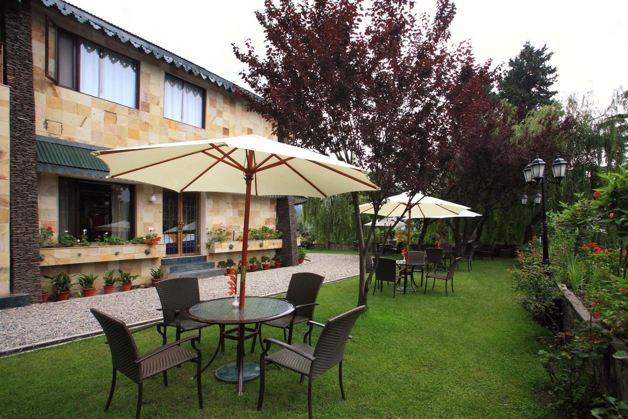 Shervani Hilltop Resort Nainital Buitenkant foto