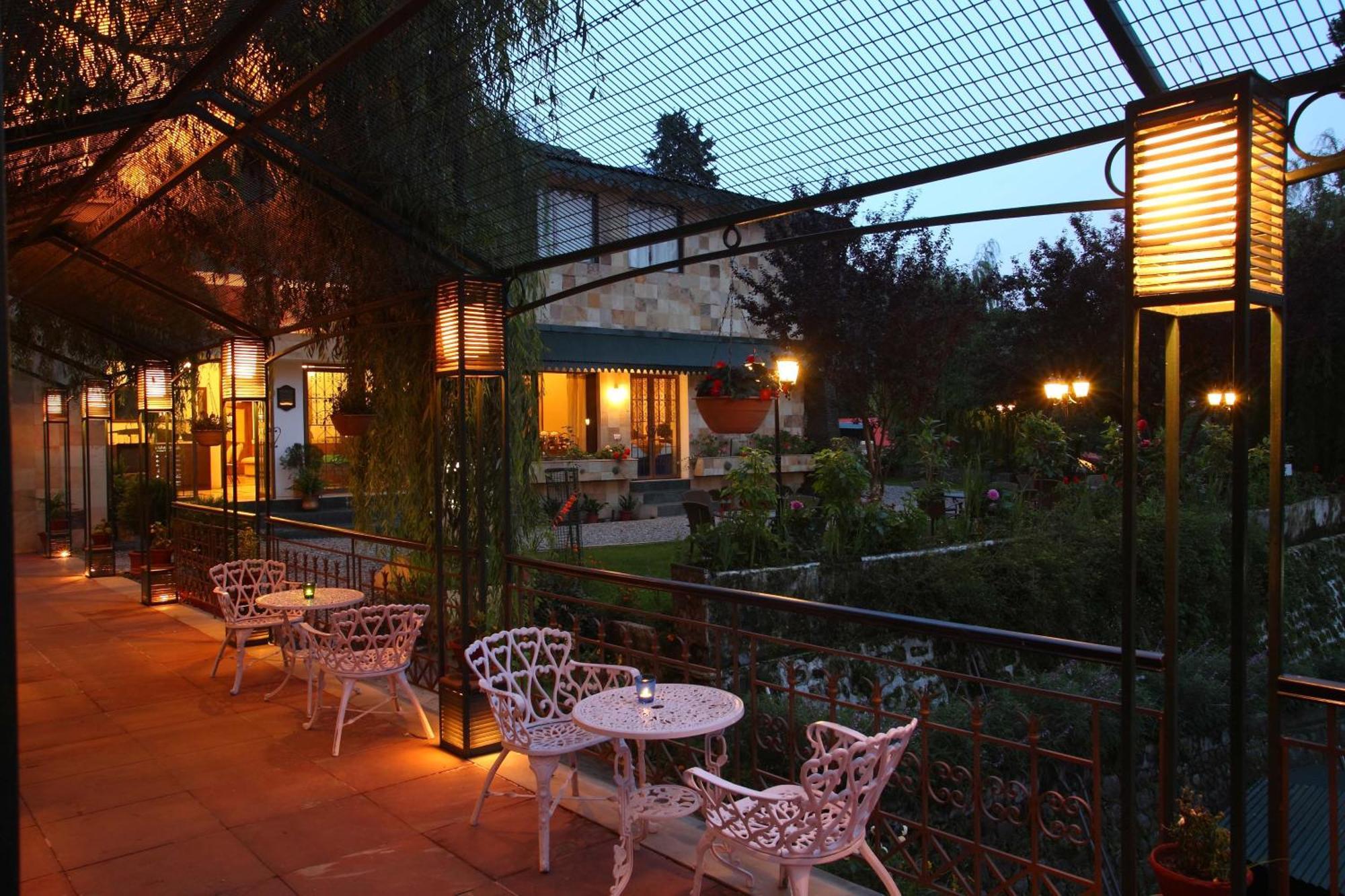 Shervani Hilltop Resort Nainital Buitenkant foto